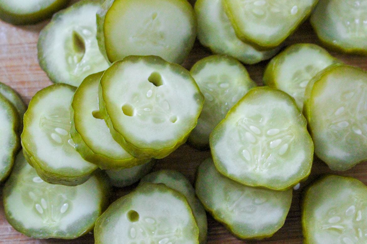 sliced dill pickles