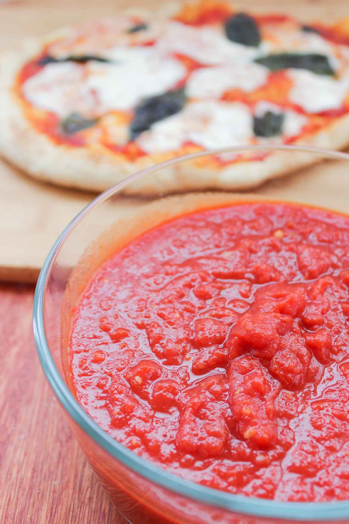 homemade pizza sauce with fresh tomatoes 