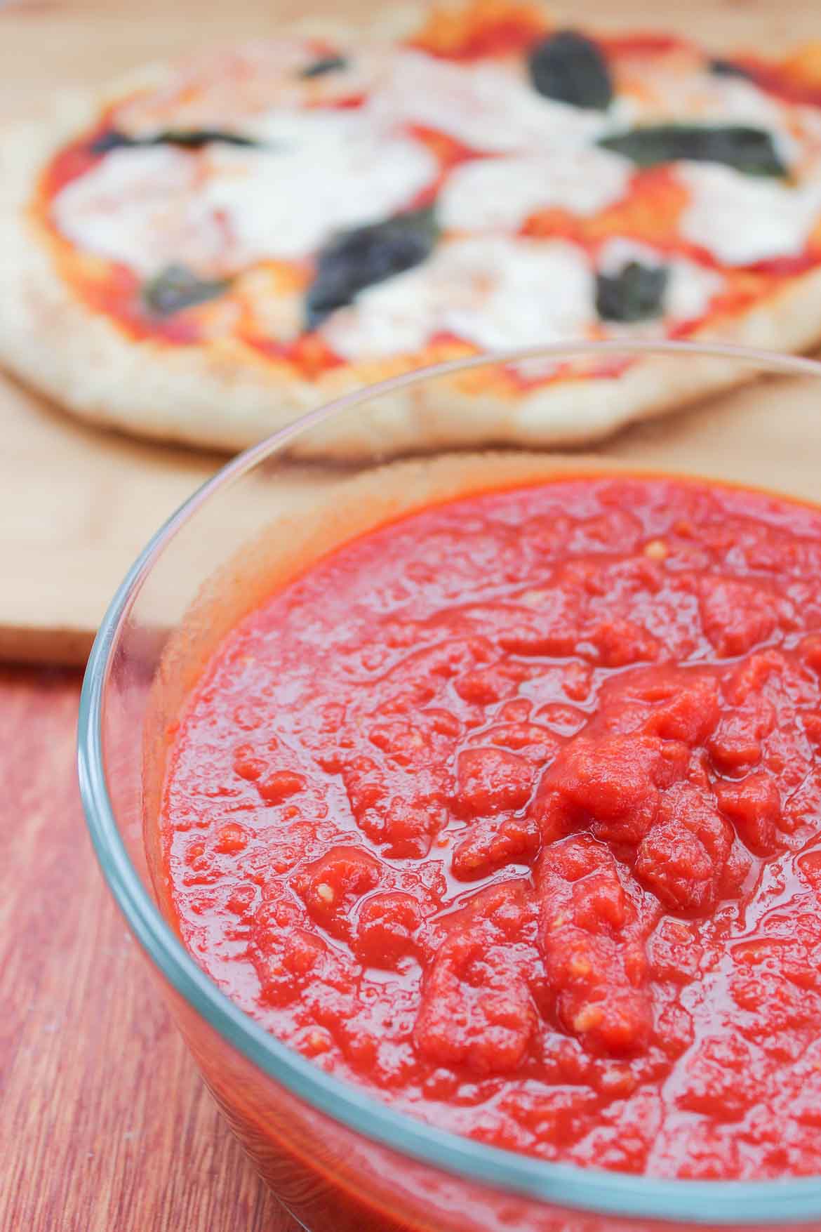 pizza casera con salsa de tomates frescos