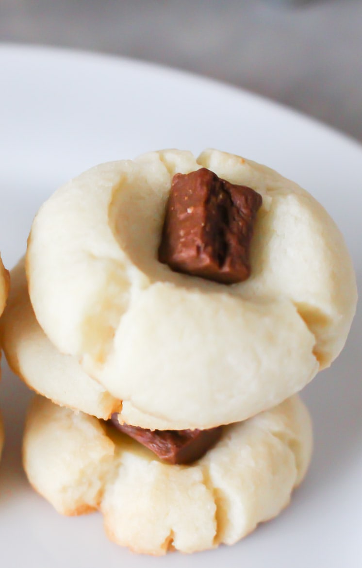 chocolate thumbprint cookies with milk chocolate chunk filling