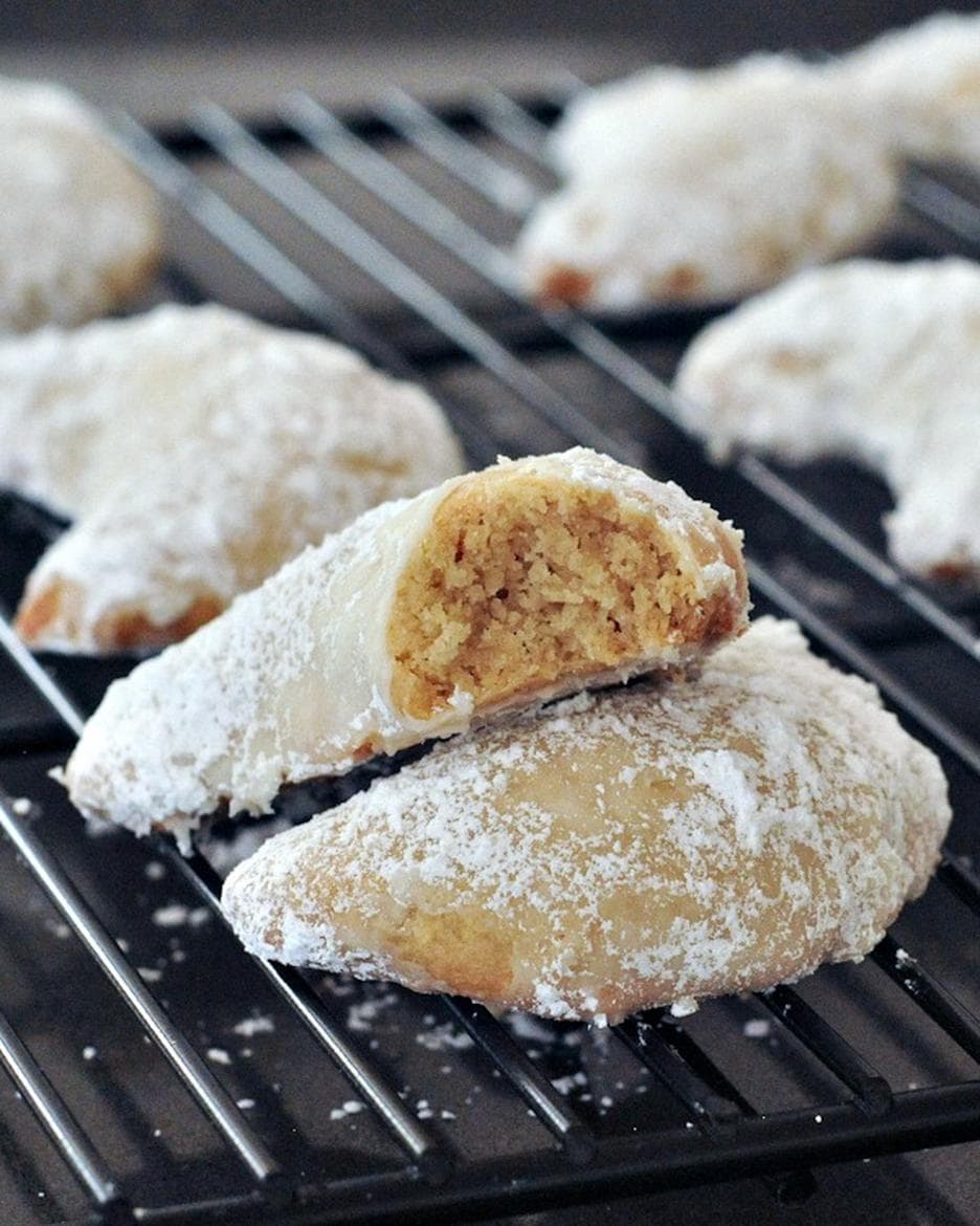 Vegan Vanilla Crescent Cookies