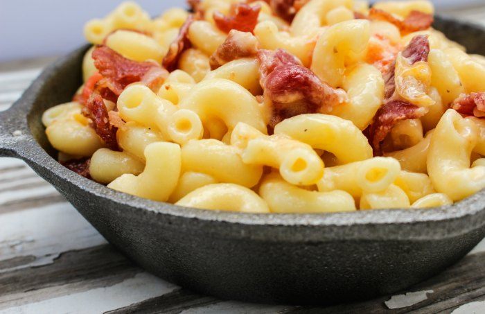 Easy Skillet Beer Bacon Mac and Cheese up close