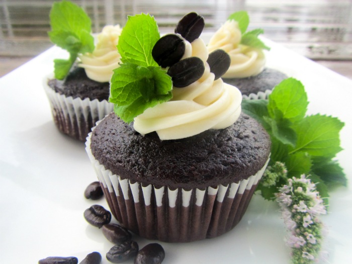 Fresh Mint Mocha Cupcakes at The Everyday Home #desserts #chocolate #cupcakes #spring