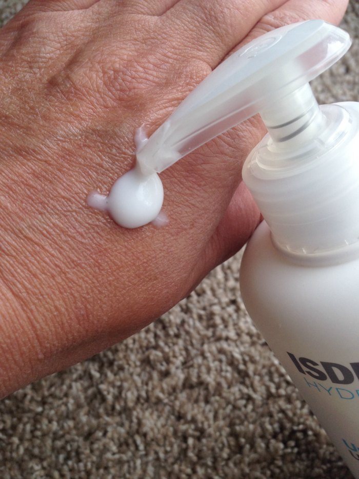 Applying Ureadin Ultra10 Lotion Plus to dry hands